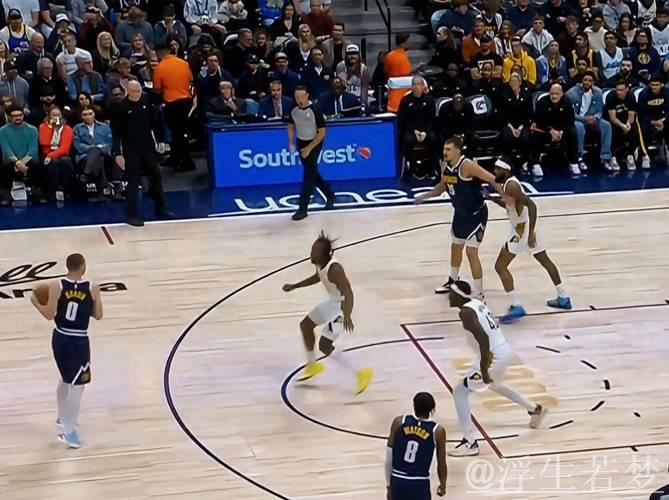 约基奇击地传球助攻 布劳恩双手爆扣